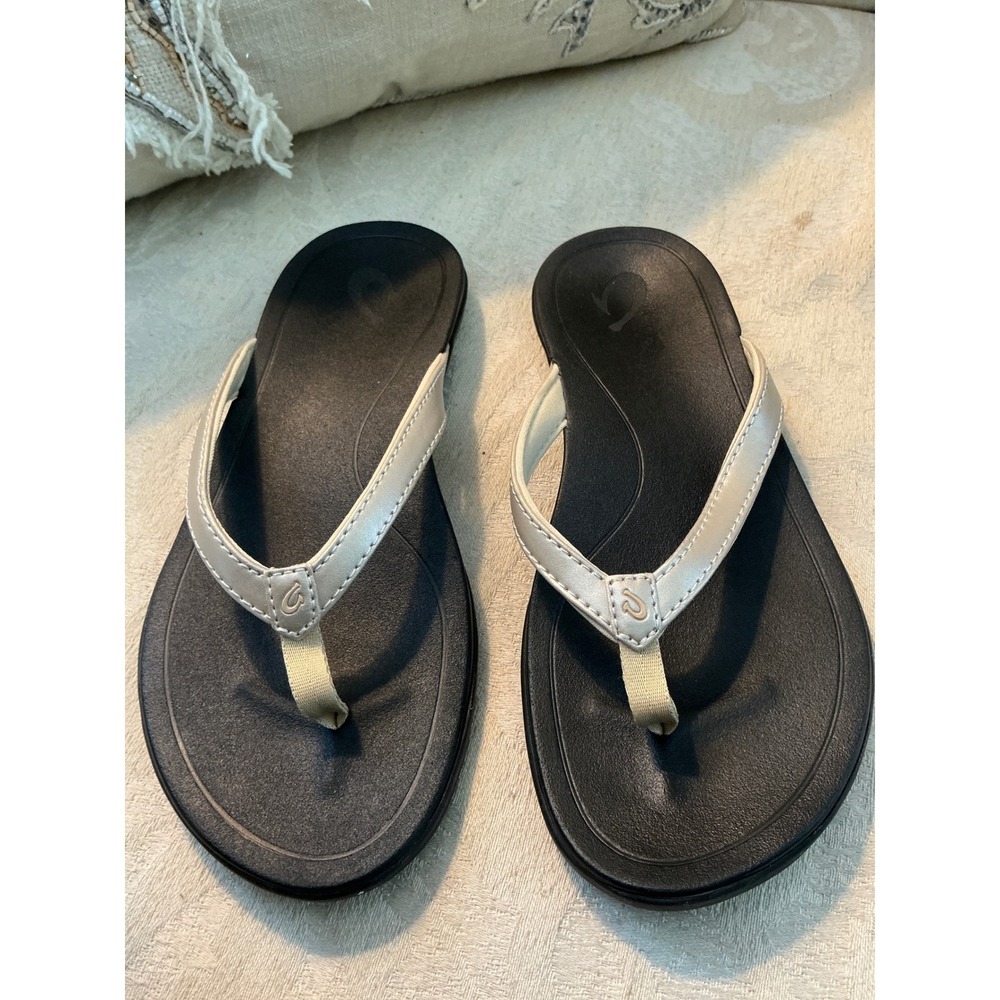 OluKai Ho'ōpio women's thong sandals, metallic gold, size 6
